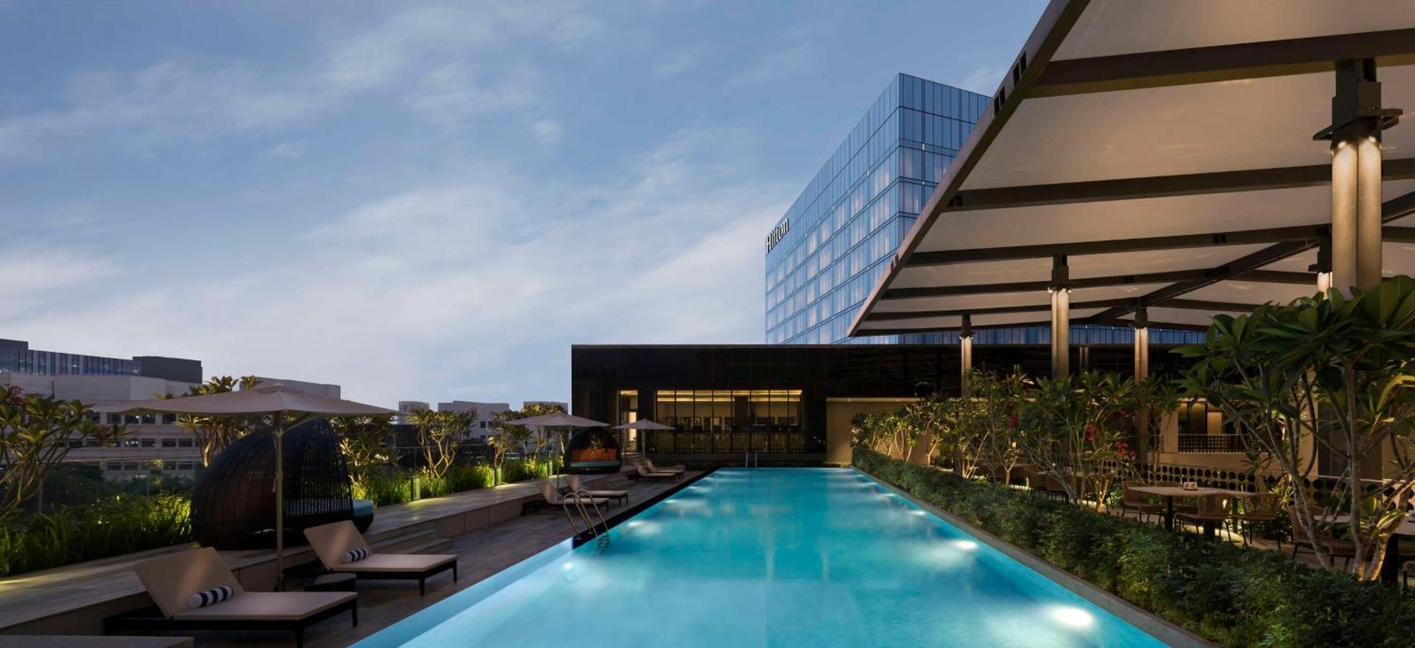 Hilton Bengaluru Embassy Manyata Business Park Hotell Exteriör bild